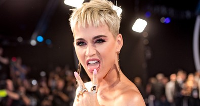 Katy Perry hosszú bubi frizurával annyira szexi