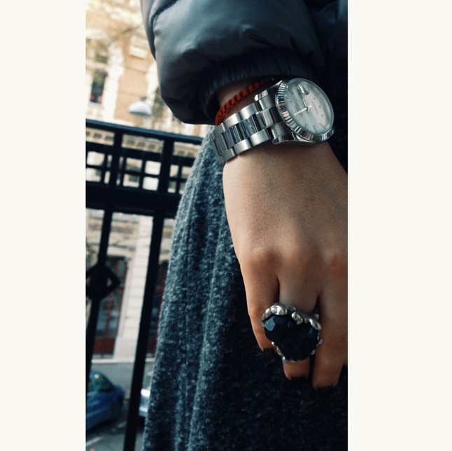 Az ékszertervező ma lazít