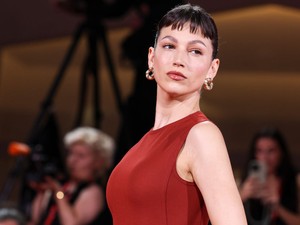 A nagy pénzrablás Tokiója élete legmerészebb pucérruhájában lépett a vörös szőnyegre: Úrsula Corberó csak úgy ragyogott