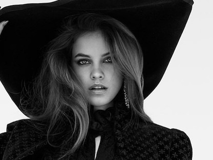 Palvin Barbi szexi lábemelgetése visszahozza a kánikulát