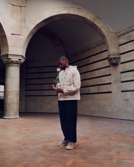 Bashy, MOBO-díjas rapper és színész a New Balance Made in UK aktuális kollekciójának kampányában, amely a brit örökséget és kézművességet állítja középpontba