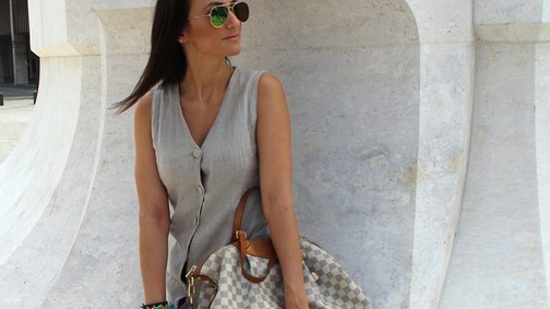 Lenvászon és türkizkék szettel búcsúzik Sabira