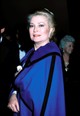 Ez a fotó a nyolcvanas évek elején készült az Egyesült Államokban. Grace Kelly egy élénk kék kabátot visel, haja kontyba tűzve, sminkje finom, mégis látványos. Letisztult és elegáns – pont, mint ő maga.