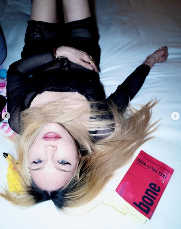 Madonna arcbőre és a kezei között valóban elég nagy a kontraszt