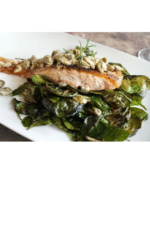 Tökéletes randivacsora: Pezsgős-kapribogyós serpenyőben sült lazacfilé, spenótchipssel