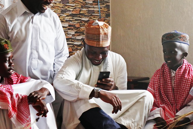 A vőlegény izgatottan várja, hogy megérkezzen hozzá a menyasszony.