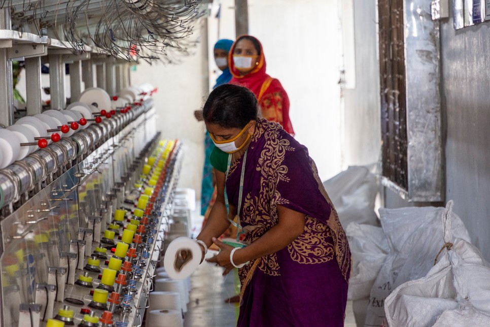 Sokszor már vásárlóként sem érezzük jól magunkat, hiszen nem tudjuk, milyen körülmények között készült az adott ruhadarab, vajon tisztességesen megfizették az őket készítő nőket, vagy kizsákmányolták őket a még nagyobb profit érdekében?