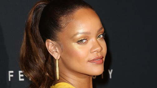 Rihanna mellmutogató, kötözött kanárinak öltözött