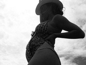 Már elég nagy Bar Refaeli pocakja, megint fürdőruhában mutatta meg!