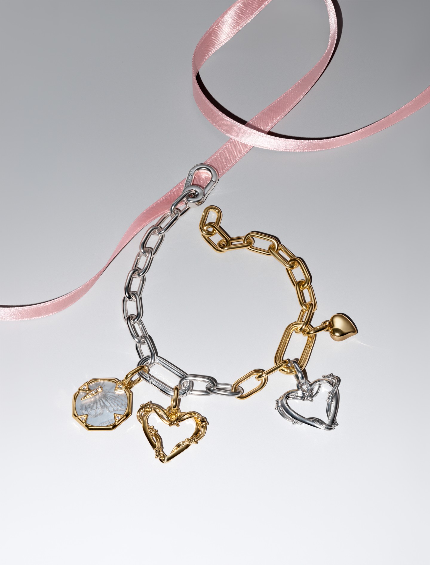 Hogyan lehet stílusosan és időtállóan elmondani, hogy szereted az anyukádat? Mondjuk egy ilyen egyedi ékszerkombinációval!