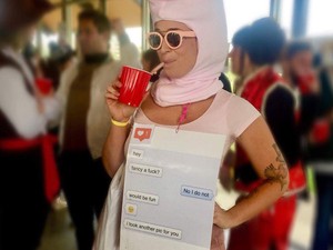 Ez a nő "péniszfotónak" öltözött, de miért?