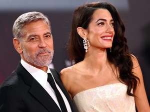 Amal Clooney egyszerű, mégis pikáns ruhában lépett vörös szőnyegre, ragyog a boldogságtól George Clooney mellett