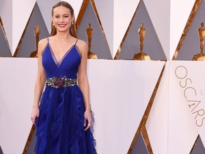 Brie Larson királykékben készen áll az Oscar-díj átvételére