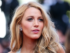 Egész nyáron Blake Lively tökéletes neonlila ruháját akarjuk hordani!