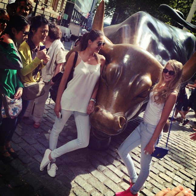 Benedetta és Gréta az üzleti negyed ´bejáratánál´ található híres bikával. Ez egyik azoknak a látványosságokban New Yorkban, amit mindenkinek meg kell nézni. Mivel nagyon sok arrafele a turista, sokat kell várni, hogy sorra kerülj egy fotó erejéig.