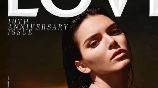 Forró - Csak egy bugyit és egy gyöngysort visel Kendall Jenner