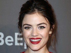 Lucy Hale antik porcelánbabaként tündökölt!