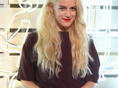 A lány, akinek pocsékul áll a szőke haj: Elvis unokája