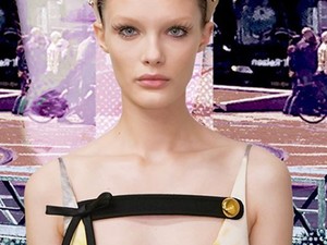 A mini frufru és nagy hajpánt lesz a divat? A Prada szerint igen!