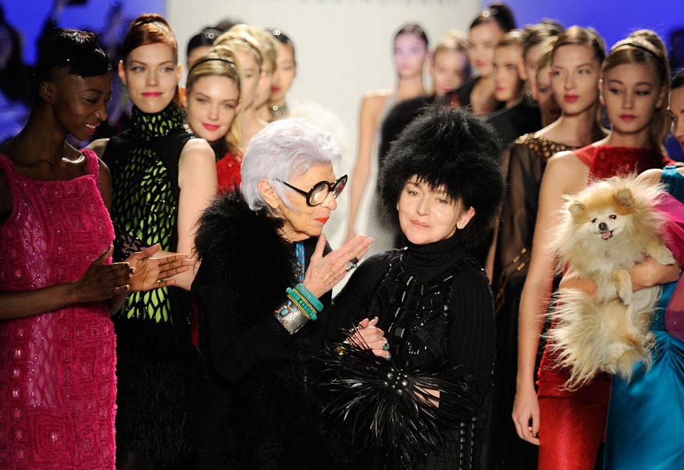  Iris Apfel modellként Joanna Mastroianni 2012-es divatbemutatóján 