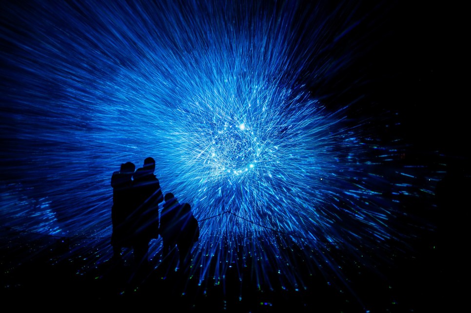 Az Isteni geometria (Divine Geometry) című installációt a lett Those Guys Lighting alkotócsoport jegyzi. A 24 lézerrel létrehozott audiovizuális élmény a Kodály Központban lesz látható a jubileumi Zsolnay Fényfesztiválon