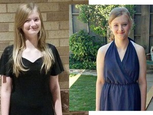 Belehalt a 14 éves lány, hogy zuhanyzás közben mobilozott