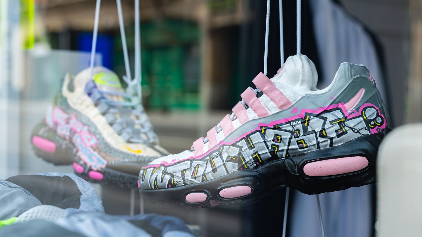 A sneakerek egyedi történeteket mesélnek, mindig emberek, alkotók, csoportok állnak mögöttük: ezt is megmutatta a Sneakerness Budapesten kiállított, a Sole-Zine által elhozott válogatás