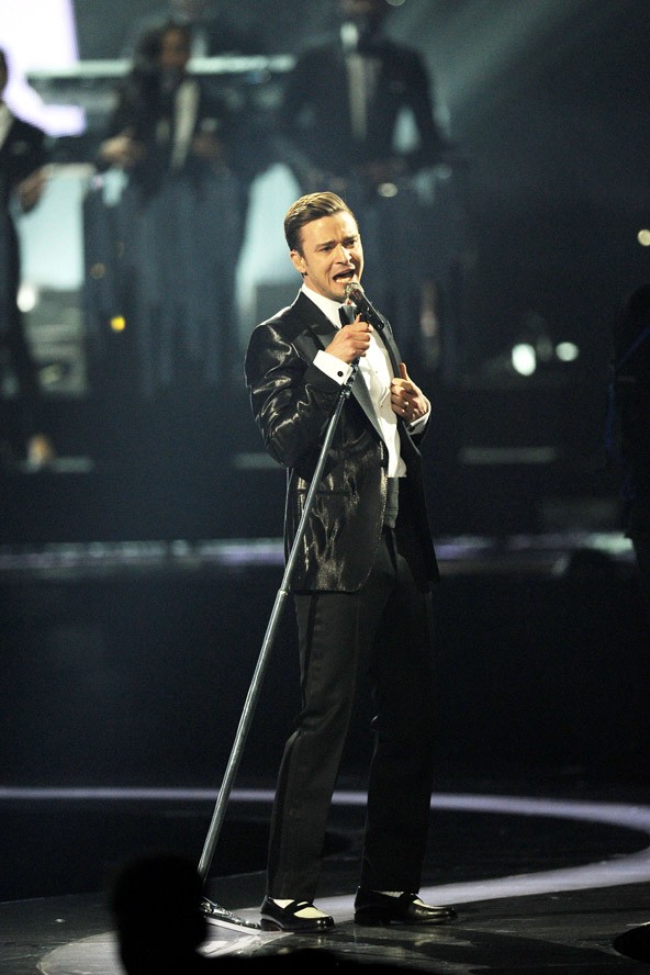 Amikor csak teheti öltönyt visel a hivatalos megjelenésekkor, de ezt a jó szokását szereti a színpadon is megtartani.