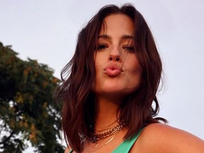 Nem kell várni tovább: a várandós Ashley Graham meztelen fotót posztolt