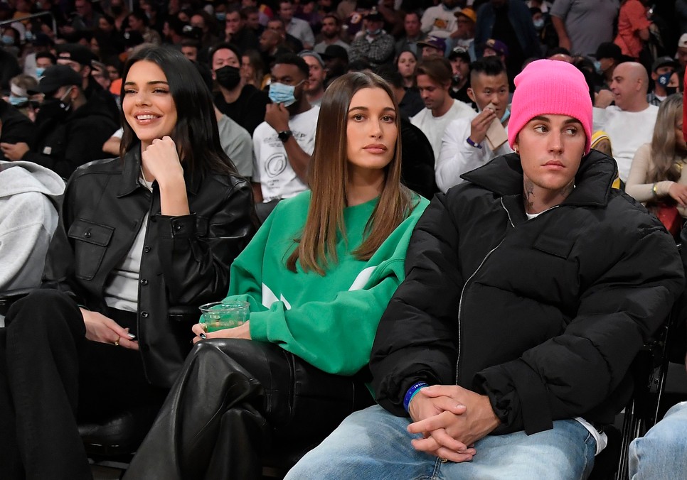 Hailey Bieber búcsút intett a szőkének, bemutatja az ősz új kedvenc hajszínét