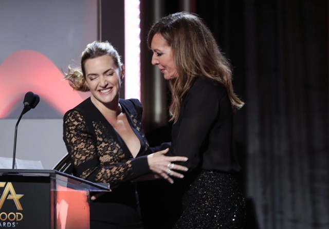 A gála legforróbb pillanata: Kate Winslet Allison Janney-vel csókolózik a színpadon!