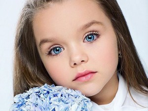 Ijesztően tökéletes a világ legszebb kislánya