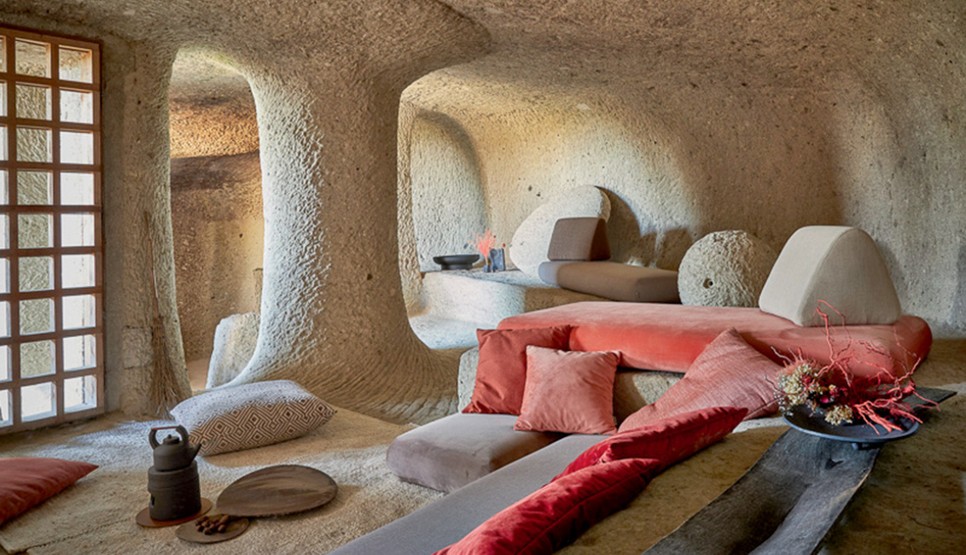 A noszvaji barlanglakások hideg kövei között is otthonos hangulatot teremtenek a Hannabi egyedi és egyedi módon kombinálható bútorai