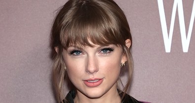 Taylor Swift bársony nadrágkosztümje lesz az ünnepek kedvenc darabja