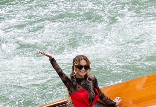 Rita Ora meztelenruhái már most a velencei filmfesztivál ékkövei