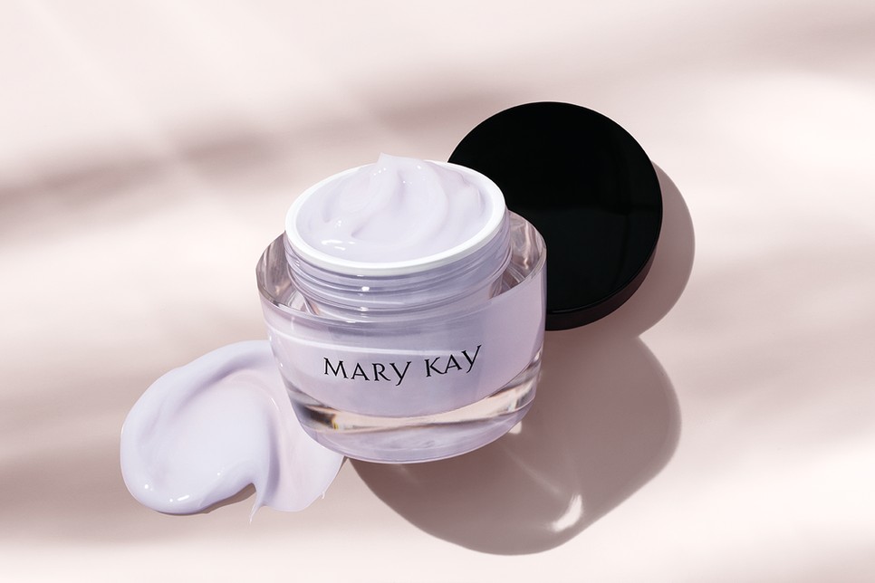 A Mary Kay zsírmentes hidratáló gél könnyed, vízbázisú formulája akár 10 órán át segít megőrizni a bőröd hidratáltságát