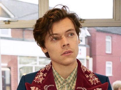 Harry Styles egy csirkével a hóna alatt pózolt a Guccinak