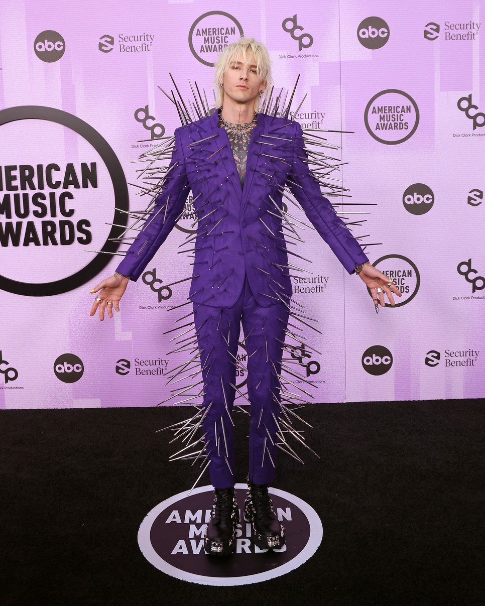 Machine Gun Kelly tüskés szettjében az AMA díjátadó vörös szőnyegén | Fotó: Taylor Hill