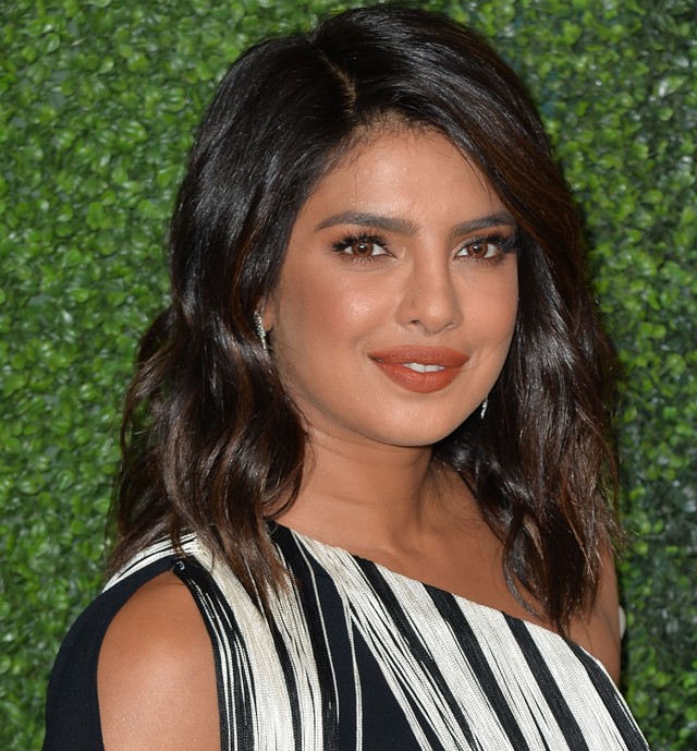 Priyanka Chopra ruhája ritka előnytelen, de ő legalább jól érzi magát benne
