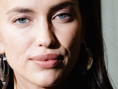 Irina Shayk egy szál fehérneműben érkezett meg Cannes-ba, mégis tarolt