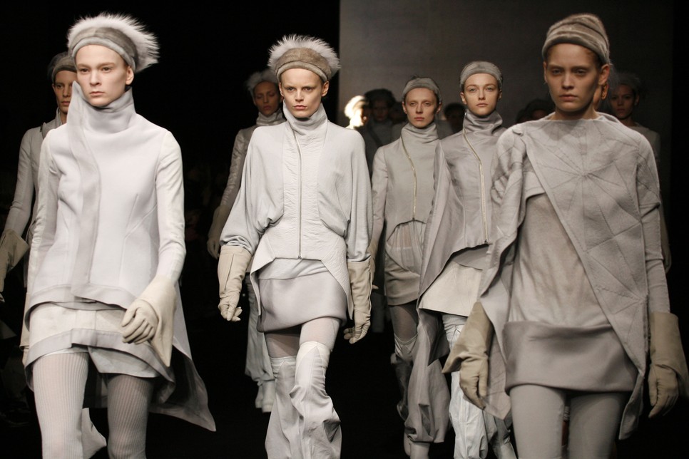 Modellek Rick Owens 2009/2010-es őszi–téli kollekciójának bemutatóján, Párizs, 2009. március 5.