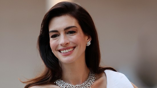 Anne Hathaway meztelenruhájától azonnal zavarba jössz: az átlátszó darabban a mellbimbóját is megvillantotta