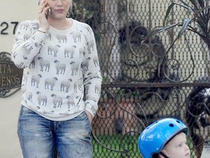 Egyszerűen KELL Hilary Duff vidám pulcsija!