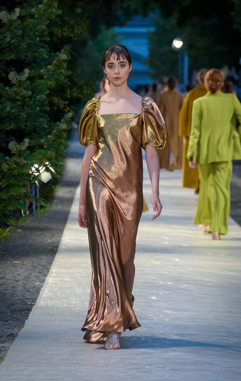 Kisfaludy Sándor romantikája ihlette a Katti Zoób Balatonfüreden bemutatott ruháit