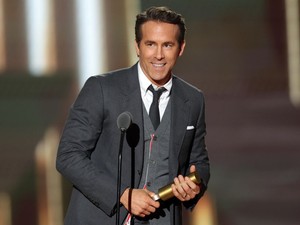 Olvadásveszély: Ryan Reynolds a kislányaitól kapott karkötőben lépett színpadra