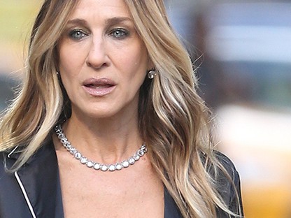 Micsoda Szex és New York pillanat: Sarah Jessica Parker selyem pizsamában és melltartóban az utcán