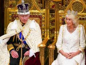 A királyi család úgy tiszteleg a néhai Erzsébet királynő előtt, mint még soha