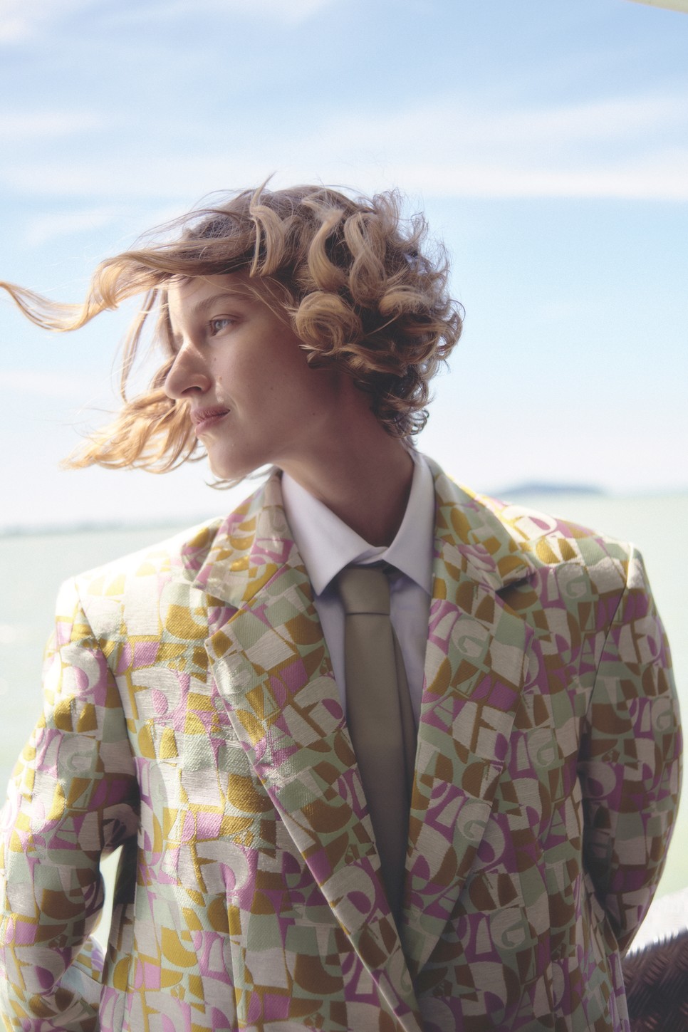 Zakó és szoknya DAIGE daige.world, Ing COS 21 000 Ft, Nyakkendő H&M 5995 Ft