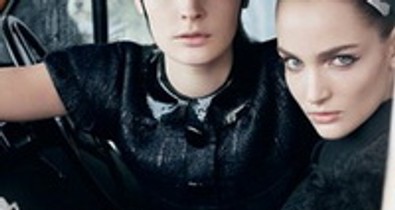 Hiányos öltözetű lányok a Louis Vuitton kifutóján