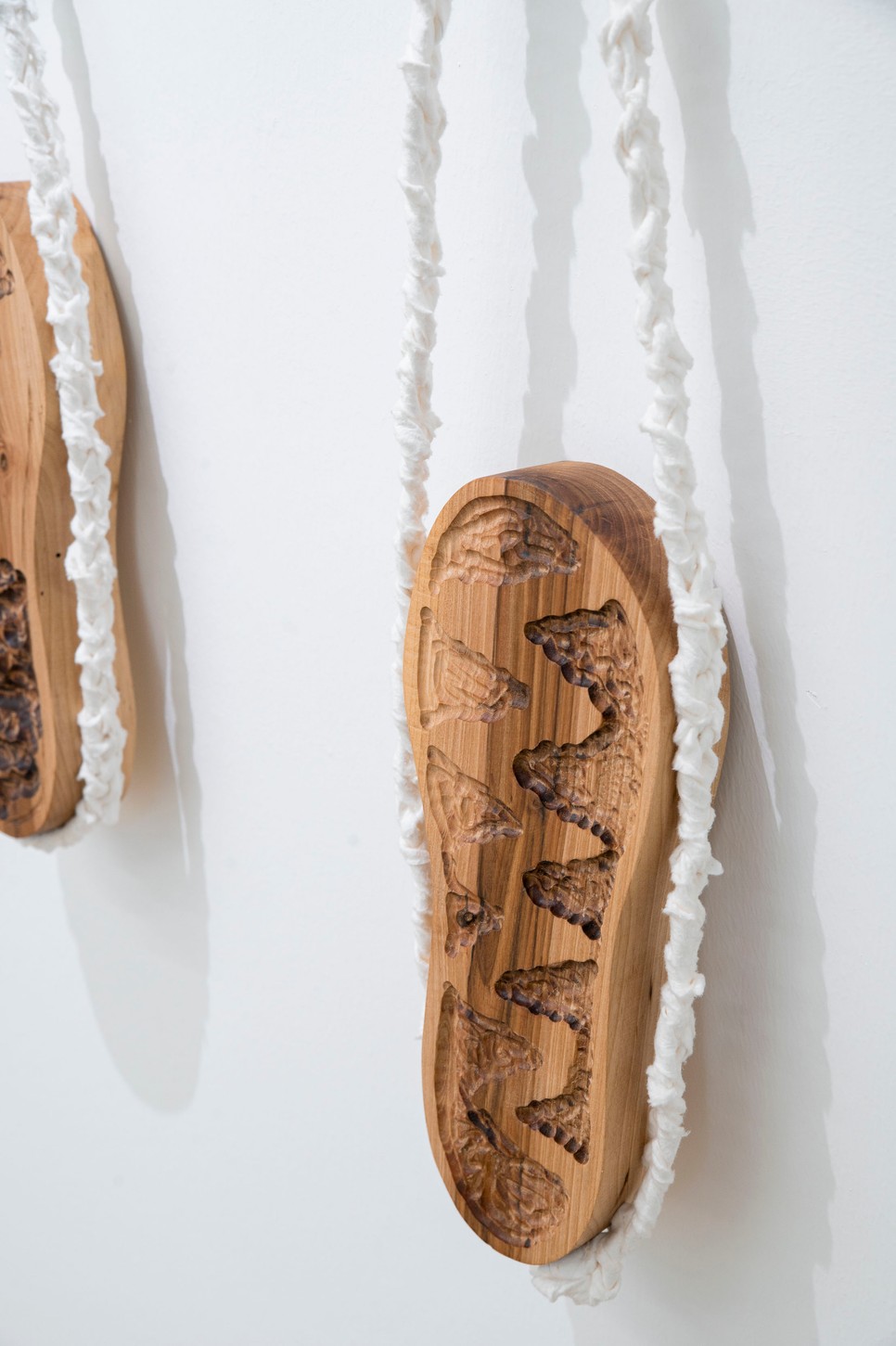 A kiállítás interdiszciplináris együttműködésekből született, összművészeti elemekkel gazdagítva.